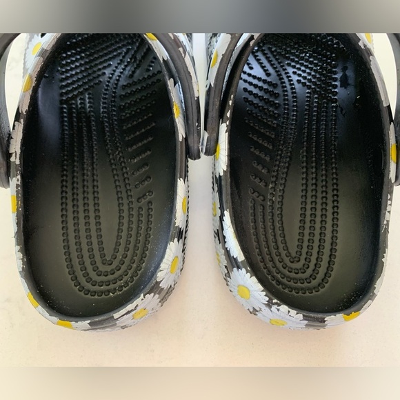 Daisy Floral Print Crocs / Size 6 - Picture 4 of 5